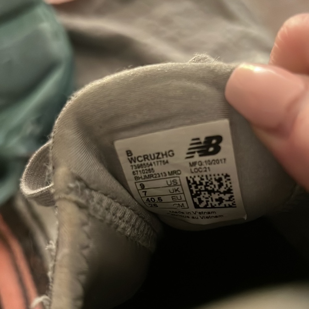 New balance tennis shoes - Picture 4 of 4